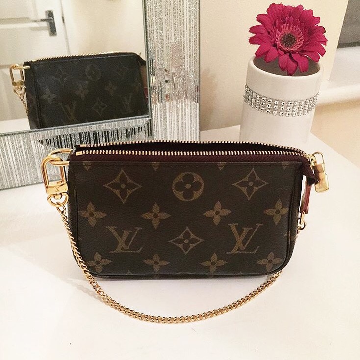 Louis Vuitton Mini Pochette  What's In My Bag? & Review 